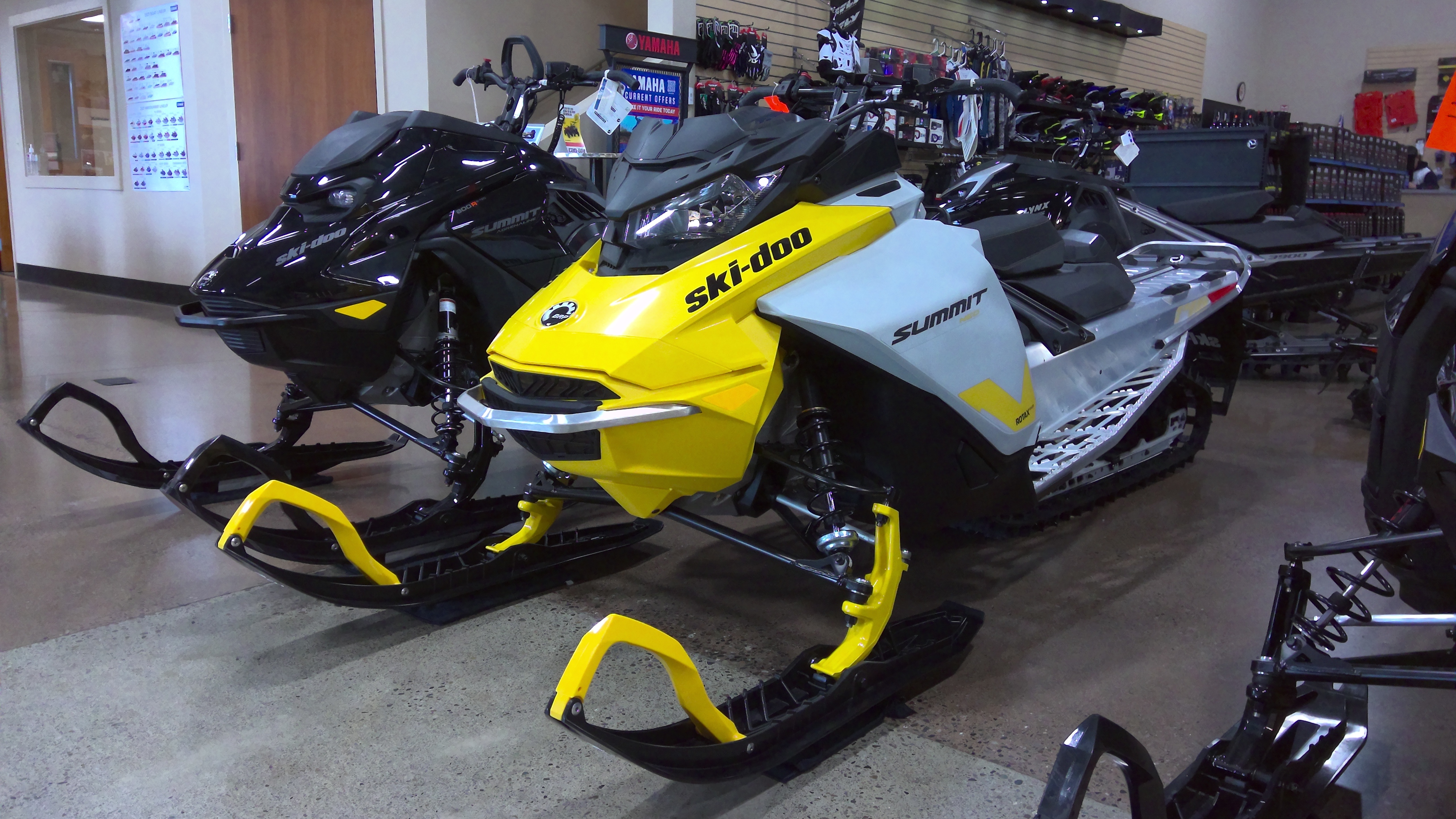 2025 Ski-Doo Summit NEO Snowmobile